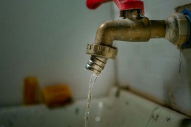 Тратим на воду с ржавчиной: почему за грязную воду в квартирах ответит УК, а платить будут жильцы