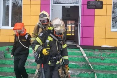 На Камчатке в ходе учений из "горящей" школы спасли 8 пострадавших