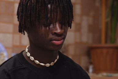 Несовершеннолетняя иркутянка родила ребенка от африканца и снялась в шоу Скриншот видео (18+)