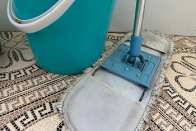 "Посолила" полы, и разводов нет 2 недели - вся семья заметила перемены