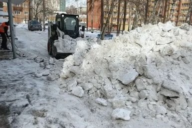 Жители Иркутска жалуются на складирование снега во дворах