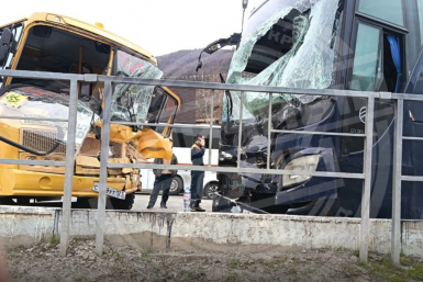 Два человека госпитализировали после столкновения автобусов в Сочи