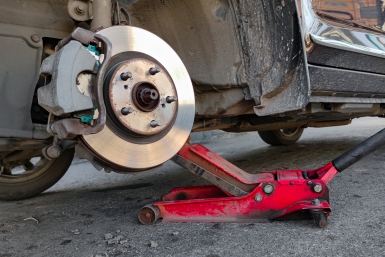 Менять колесо в автошколах не научат: эксперт объяснил почему