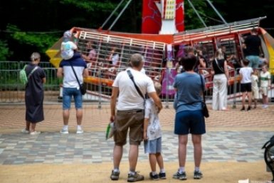 Аттракцион с людьми заклинило в парке Победы Ставрополя