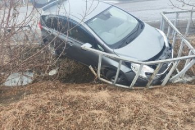 На Московской в Уссурийске водитель снес леерное ограждение у перехода