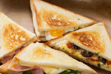 Вместо гренок - хлеб с сыром и на сковородку - ленивые пирожки в хрустящей обсыпке