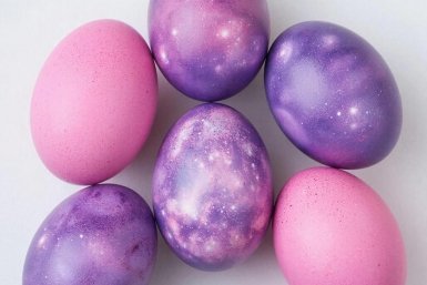 От розового до космического фиолетового: как покрасить яйца на Пасху без химии?