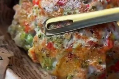 ПП-обед, который всем зайдёт: котлетки из индейки с брокколи, сладким перцем и сыром