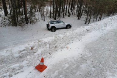 Съехал с дороги и перевернулся: 72-летний водитель погиб в Тайшетском районе