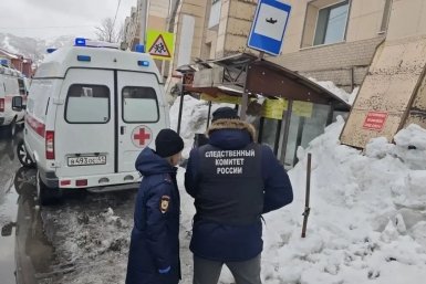 Гибель женщины на Камчатке: возбуждено уголовное дело после падения ледяной глыбы с крыши