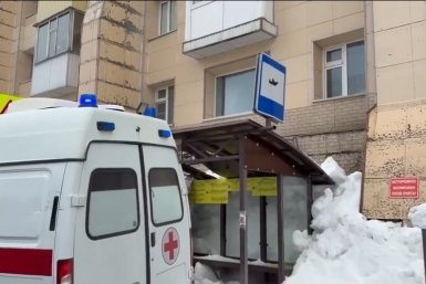 Женщина погибла из-за падения снега на автобусную остановку