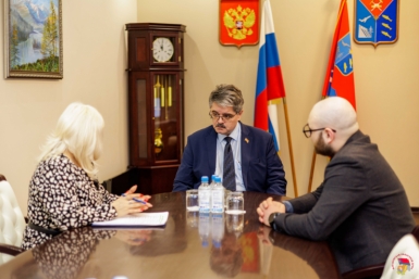 В Магаданской облдуме прошло совещание с главой Молодежного парламента Источник