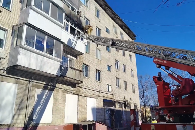 Балкон вспыхнул в многоэтажке Биробиджана: в квартире находилась собака, хозяев не было