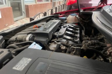 Можно ли заряжать аккумулятор прямо под капотом: автоэлектрик ставит точку