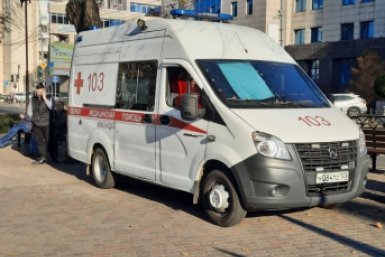 В жестком ДТП с машиной скорой помощи в Краснодаре пострадала 19-летняя девушка