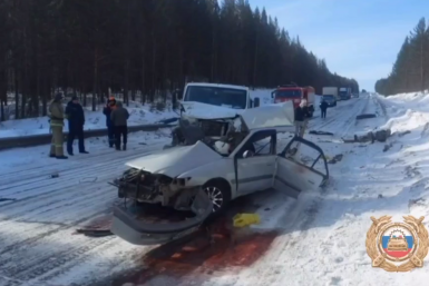 Два человека погибли во встречном столкновении седана и грузовика в Приангарье
