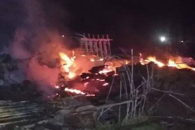 Три часа тушили постройку с пиломатериалами, спасая соседний дом, на Ставрополье