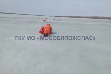 Три человека провалились под лед в Подмосковье
