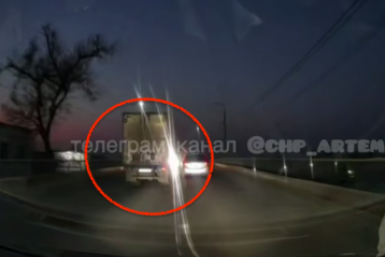 "Успокоительное в студию": водитель "психанул" и устроил жесткое ДТП в Приморье – видео