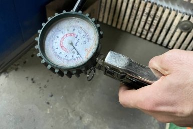 20 лет измерял давление в шинах неправильно: три постыдные ошибки