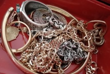 В Биробиджане рецидивист обокрал мать своей девушки: из дома исчезла золотая цепочка