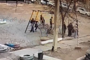 Дети напали на девочку во вдоре дома по улице Горького скриншот видео