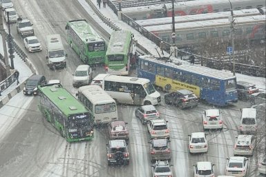 Глазковский мост в Иркутске "встал" после второго ДТП за утро