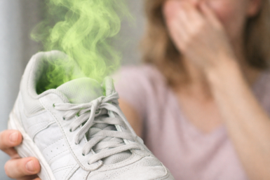 Неприятный запах в кроссовках? 4 способа вернуть свежесть без химии