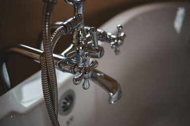 "Ляпнула" 1:1 на губку — сантехника сияет как солнце: дорогущая "химоза" не нужна