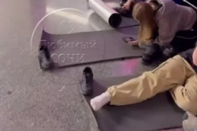 Матрасы для детей и коврики для взрослых пассажиров выдали в аэропорту Сочи t.me/love_sochi