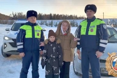 Машина слетела с дороги: в Приангарье сотрудники ГАИ помогли женщине с ребенком