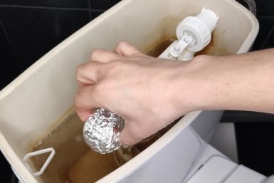 Бросьте шарик фольги в унитаз: 3-летняя проблема исчезнет за 15 минут