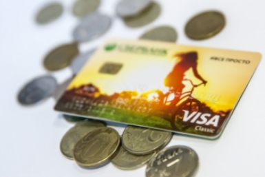 Евросоюз уточнил правила действия санкций для россиян с банковскими картами