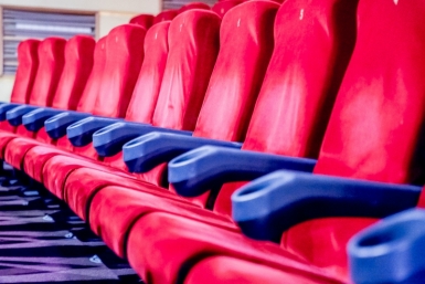 Зрители встали и ушли с концерта Долиной в Петербурге прямо во время выступления