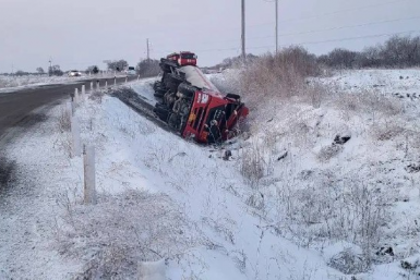 Газовоз опрокинулся в кювет в Приморье — трассу перекрыли