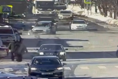 В Южно-Сахалинске водитель проскочил перекрёсток и снёс бампер другой машине