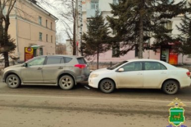 В Биробиджане автоледи неправильно выбрала дистанцию и врезалась в кроссовер  