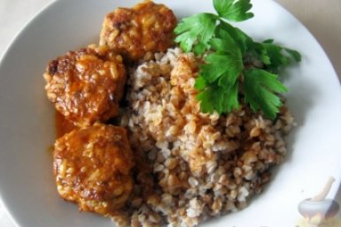 Просто возьмите фарш, лук и морковь: приготовьте аппетитные тефтельки с рисом в томатном соусе - объедение на все времена