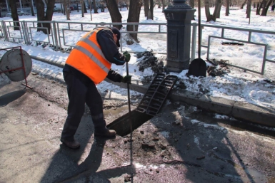 К массовой расконсервации ливневых сетей и усиленному вывозу снега приступили в Хабаровске Источник