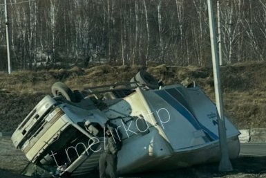 Грузовик перевернулся в Слюдянском районе