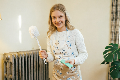 Беру ершик и зубную пасту: 5 минут, и батарея блестит — достала даже древнюю грязь