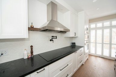 Забыла про жир на кухонной вытяжке: протираю этим домашним средством — и она сверкает хлеще новой