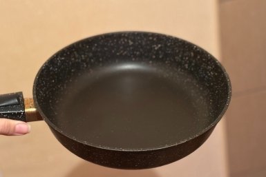 2 ложки сока — и даже 10-летний нагар исчезнет со сковородок: что это за трюк