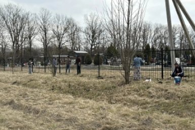 Вывозят мусор и красят ограждения: кладбища Ставрополя готовят к Пасхе