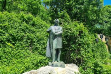 Историю памятника Лермонтову в одноимённом сквере рассказал мэр Железноводска