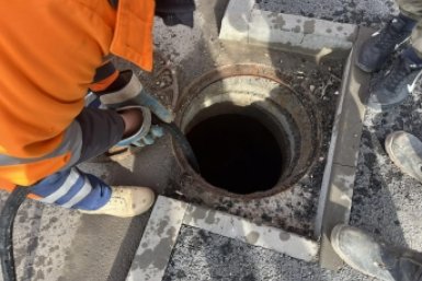 Тряпки, салфетки, бетон уже  больше недели достают из канализации в Ессентуках