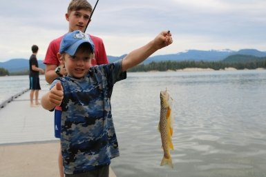 Цвет имеет значение: какой оттенок силикона сводит с ума мартовского судака - видно даже в мутной воде