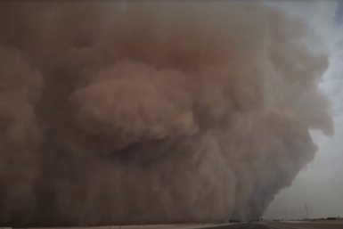 Египет накрыла мощнейшая песчаная буря, туристы бегут с пляжей