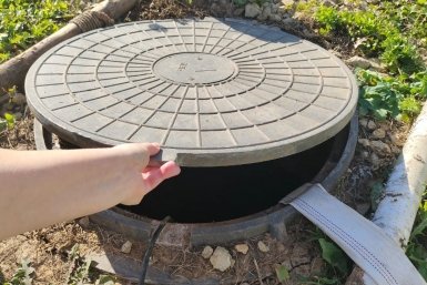 Забыл про вызов ассенизаторов и сэкономил целое состояние: "вечный" септик из старых покрышек и насоса