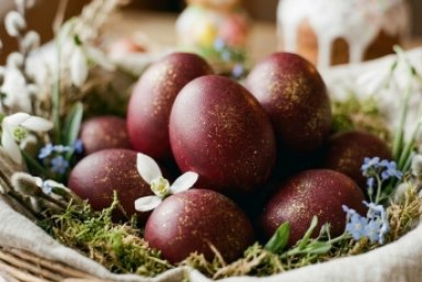Эффект "дорого-богато": сияющие яйца на пасху в топовом цвете "бордо" — хит 2026 года